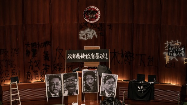 2019年7月1日，香港抗争者冲入立法会，在议事厅撑起“没有暴徒 只有暴政”的横幅，并陈列出四大“卖港贼”的照片。这四人才是港人心中的“反中乱港分子”。（图片来源：Getty Images）