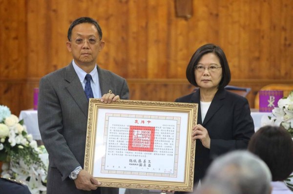 “雄风飞弹之父”韩光渭院士追思会2日在龙潭举行，总统蔡英文（右）颁发褒扬令。