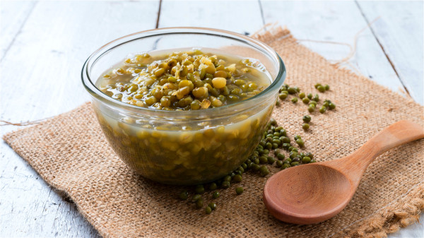 綠豆可以清熱消暑解毒，但食用也有禁忌。
