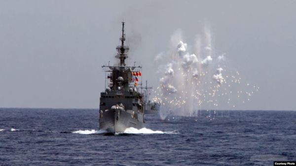 2019年5月22日台湾海空联合操演，海军舰船模拟导弹来袭。