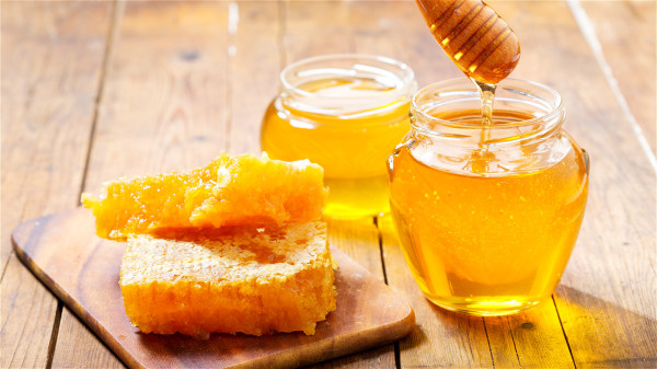 3类人不宜吃蜂蜜，食用时要注意。
