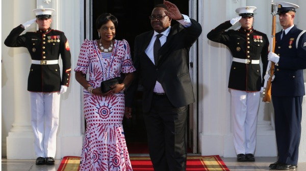 2014年5月，馬拉威總統穆薩裡卡（Peter Mutharika）與夫人葛楚得（Gertrude Mutharika），出席美國前總統歐巴馬舉辦的餐宴