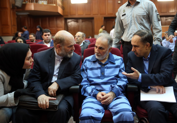 2019年7月13日，伊朗首都德黑蘭市前市長納加菲（右二）在刑事法庭審判前與他的律師交談。
