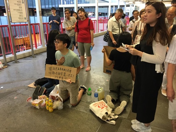 香港青年人下跪呼籲市民支持罷工。