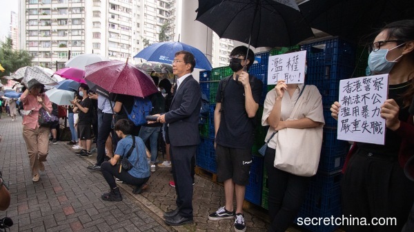 数百名香港市民冒着大雨到场声援，高喊“没有暴徒，只有暴政”、“光复香港，时代革命”等口号。（图片来源：周秀文／看中国摄影）