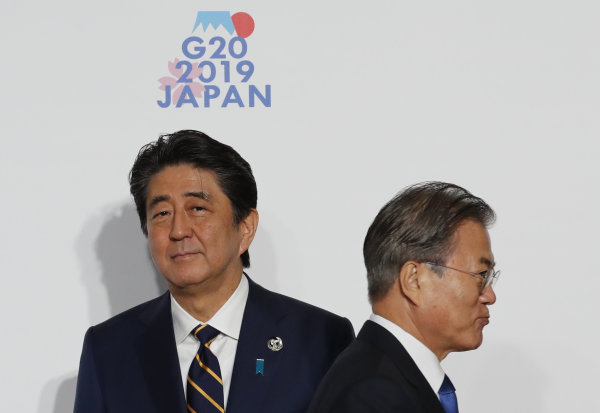 2019年6月28日，日本首相安倍晋三欢迎参加G20峰会的各国领袖，与文在寅上演“尴尬握手八秒钟”。