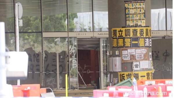 香港立法會大樓許多玻璃門及外牆已損毀，或被塗污，需要一段時間維修，預計十月才能復會。（圖片來源：周秀文／看中國攝影）