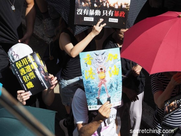 7月1日，55萬香港市民參加了「反送中」遊行，示威者手持「香港加油」海報。
