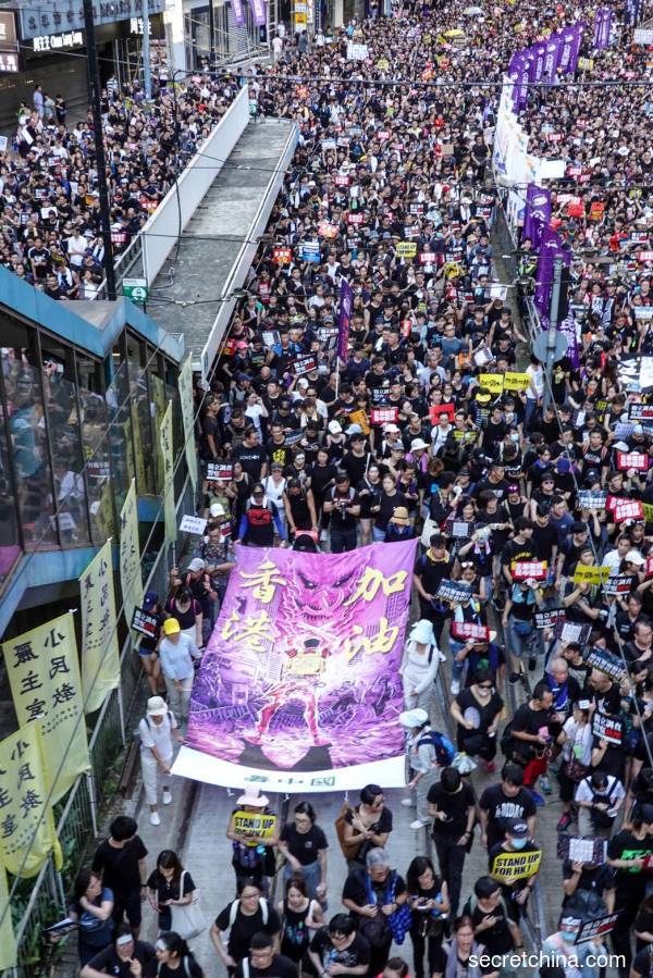 7月1日，55萬香港市民參加了「反送中」遊行，示威者手持大型「香港加油」海報。
