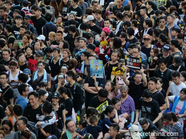 7月1日，55萬香港市民參加了「反送中」遊行，示威者手持《看中國》印刷的「香港加油」畫報。