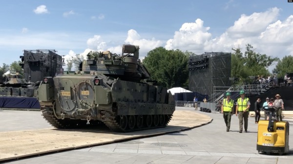 做为7月4日独立日庆典展示，一辆美军布雷德利装甲步兵战车被卸在华盛顿林肯纪念堂附近。