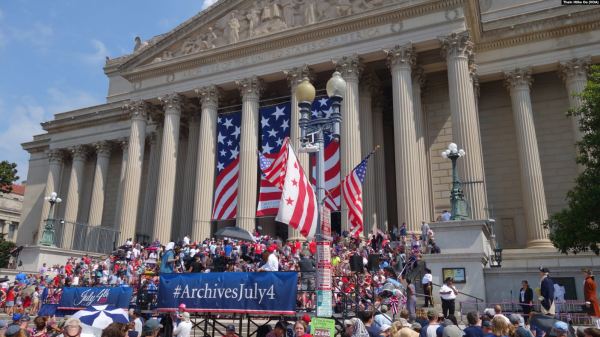 在美国国家档案馆前观看独立日庆祝活动的人群。