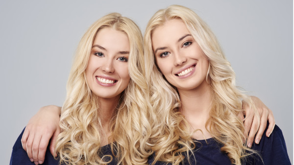 美国双胞胎姐妹有预知和遥视功能，曾准确预测了几件世界大事。