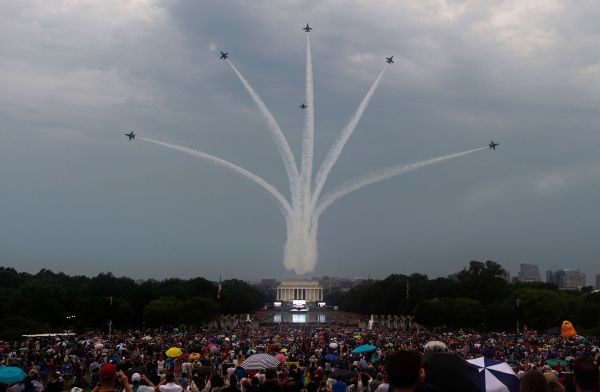 美國海軍藍天使特技飛行隊的6架F-18飛機飛過林肯紀念堂上空。