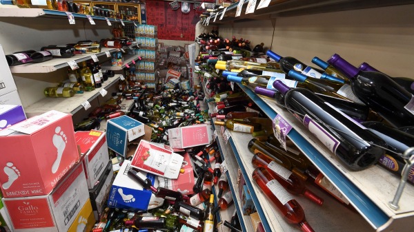 美国南加州近日地震传。图为商店商品掉落地面一片狼藉。
