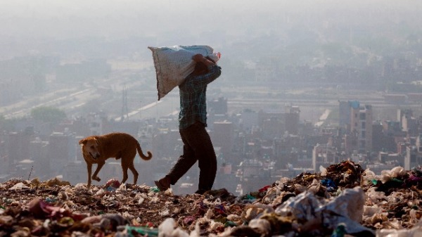 2018年4月14日，新德里東部Ghazipur垃圾場，有人在撿拾垃圾。