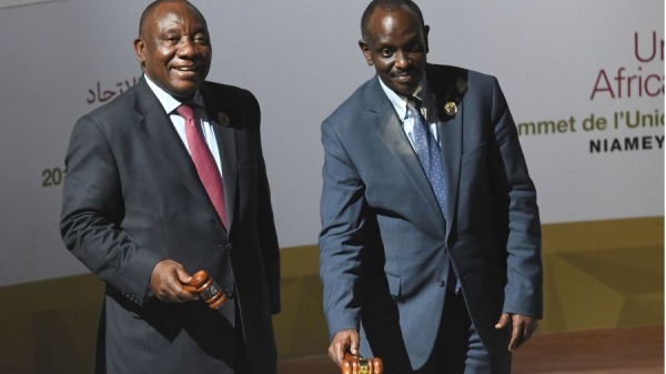7月8日，南非總統西裡爾•拉馬福薩（左）和盧安達外交與合作部長理查德•塞齊貝拉參加在尼日舉行的非洲聯盟峰會