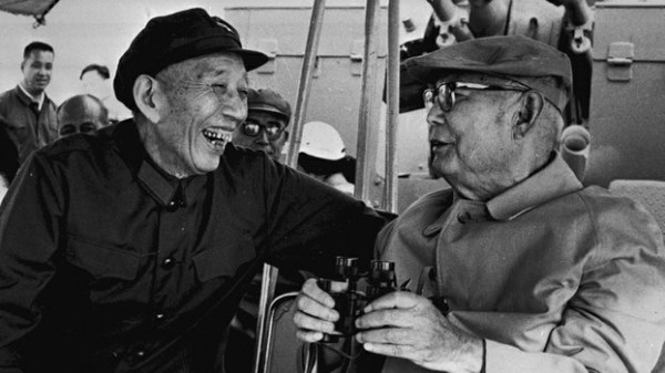 王震（左）1982年在海軍東海艦隊視察