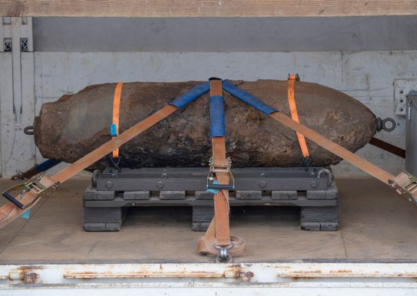 2019年7月7日，在德国西部的法兰克福，一辆被拆除的二战炸弹被固定在一辆卡车上。