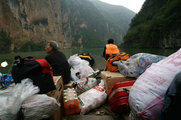 2006年10月19日，重慶市巫山縣大廠鎮居民乘船離開家鄉。歷史長達1700年的大廠鎮舊址將完全被淹沒，因為三峽大壩水庫的水位將在10月21日達到156米。