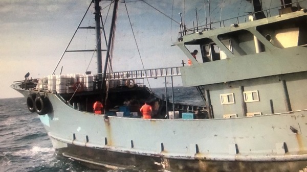 一艘中国籍渔船越界到台中外海捕鱼