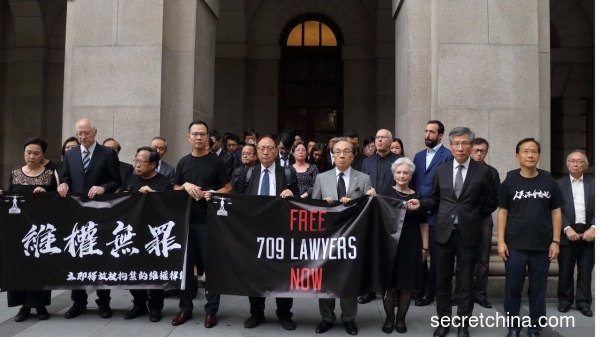 數十位香港法律界人士在中環終審法院外舉行黑衣默站，為大陸維權律師打氣。（圖片來源：周秀文／看中國攝影）