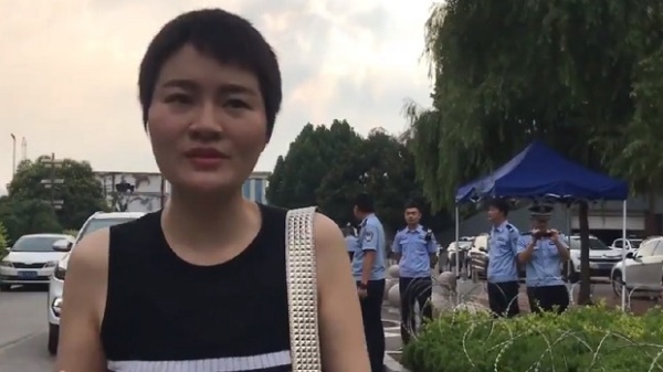 中國人權律師王全璋的妻子李文足7月30日再次前往山東臨沂監獄探監。