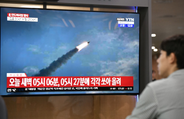 2019年7月31日，一名男子在首爾火車站觀看電視新聞節目，顯示朝鮮導彈發射的檔案片段。