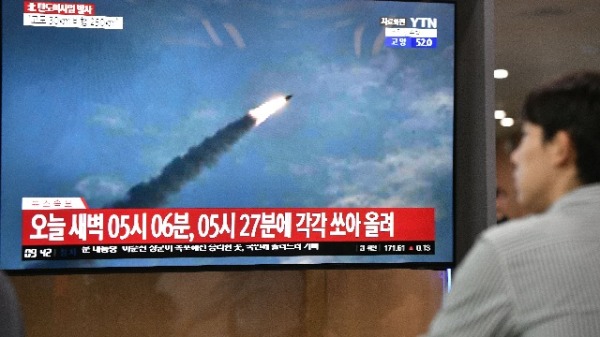 2019年7月31日，一名男子在首尔火车站观看电视新闻节目，显示朝鲜导弹发射的档案片段