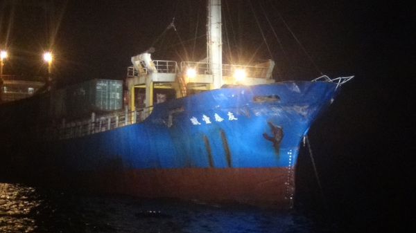 台湾海巡署指出，一艘高雄籍散装货轮昨晚在金门料罗港附近与中国军舰擦撞。过程中，陆舰曾告知台轮共同返回厦门，后来遭到拒绝。