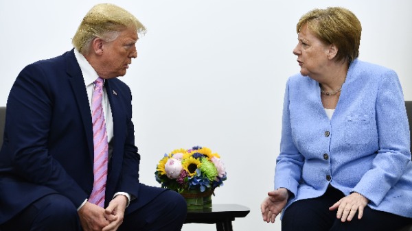 美國總統川普與德國總理默克爾（圖片來源：BRENDAN SMIALOWSKI/AFP/Getty Images）