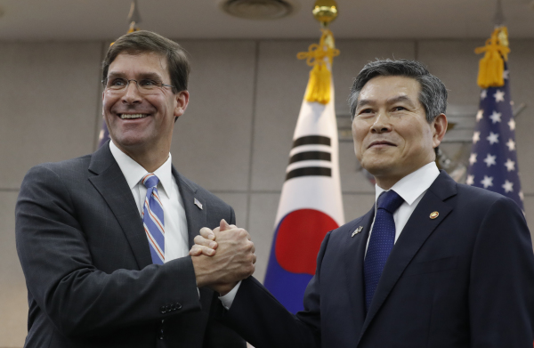 美国国防部长艾斯培与韩国防部长官郑景斗