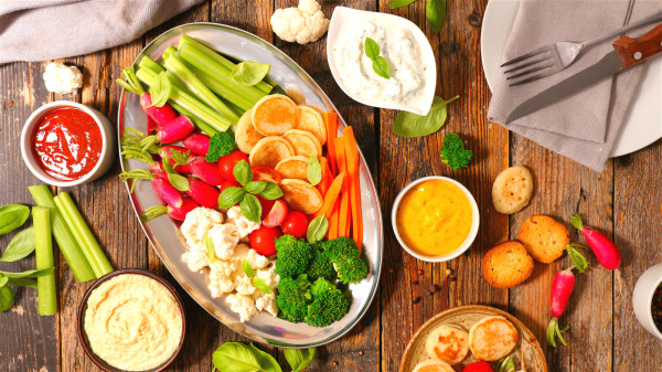 蔬菜和水果中均含有大量的膳食纤维，有助于降低血糖。