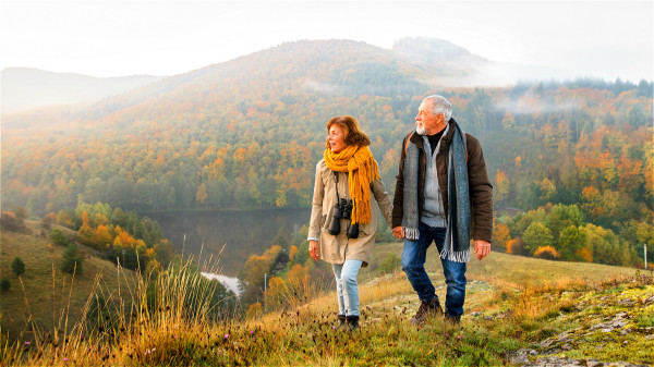60岁以后，走路灵活自如，说明人体还未衰老，是长寿的好兆头。
