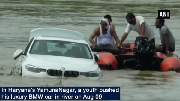 印度男怒推BMW新車入河：這不是我要的生日禮物！