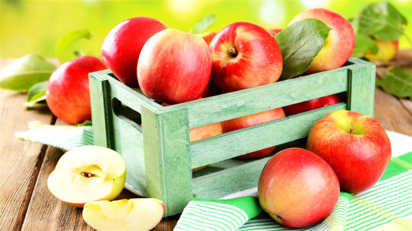 多吃苹果可以促进人体新陈代谢，增强抵抗力。