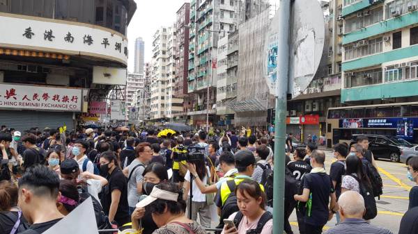 香港市民原定于深水埗反送中游行，惟遭到警方发出反对通知。然而，港民自主从原定游行起点走出，并沿途高呼“光复香港，时代革命”、“五大诉求、缺一不可”。