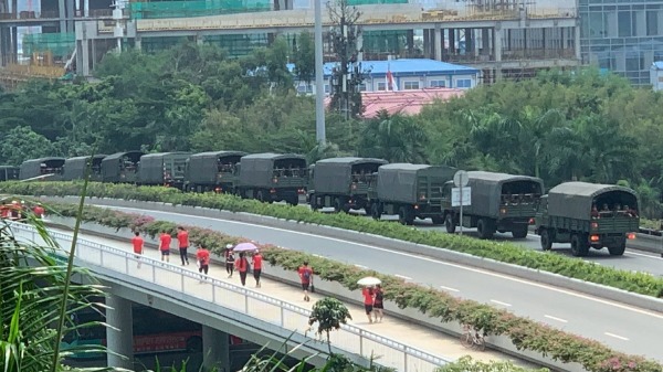 深圳市中心惊现大批武警装甲车鱼贯穿梭