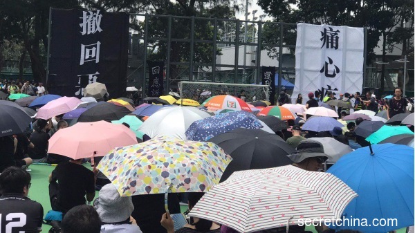 过千人港人顶着酷热天气在维园集会，有市民强调会坚持反送中抗争直到解放军出现。（图片来源：周秀文／看中国摄影）