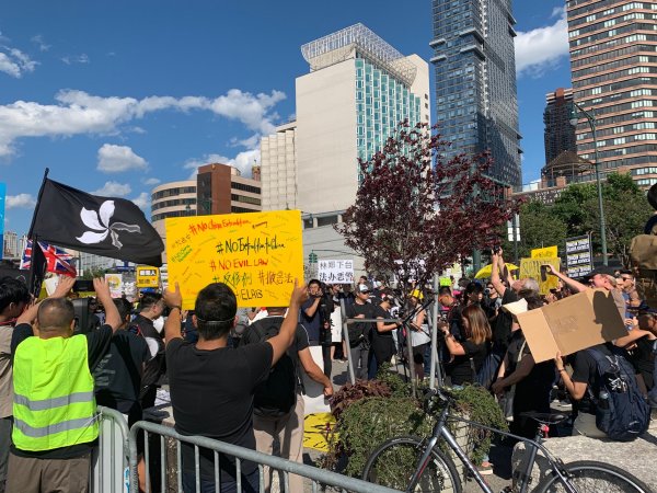 2019年8月10日（周六）下午，在中国驻纽约总领事馆前的广场上，一群关心香港局势的华裔民众举行了声援“反送中”的示威活动。