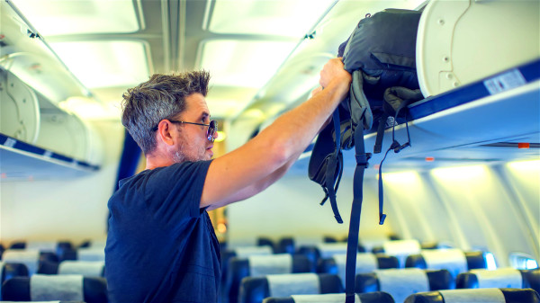 獨自將行李放上交通工具的行李架，可檢驗你的腰背和腿部力量。