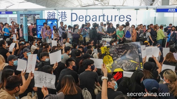 8月12日，香港“反送中”运动支持者在国际机场集会。