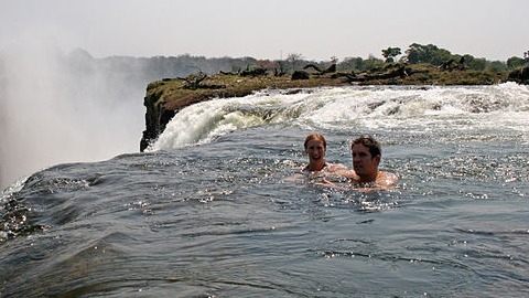 瀑布是地球上最壯美的自然景觀，而在全球最著名的三大瀑布之一的頂部，有個被稱為世界上最危險的「游泳池」。