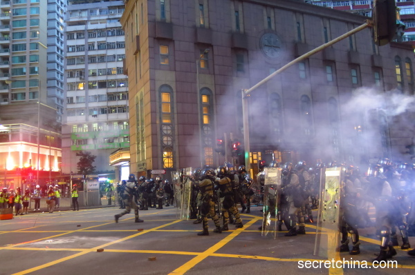 11日港民維園集會後，「自由行」人潮未散。直至夜晚，示威人潮散到各處，並與警方爆發多起嚴重的衝突。