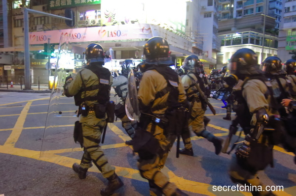 2019年8月11日香港街头镇压“反送中”的警察。