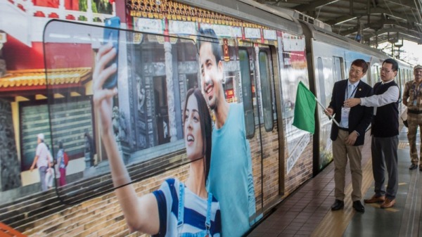 台灣觀光彩繪捷運列車8月穿梭孟買，邀請到寶萊塢螢幕情侶代言並赴台拍攝宣傳片，引起很大迴響。圖為列車外觀有寶萊塢明星維雅斯和帕妣在台旅遊自拍的照片。