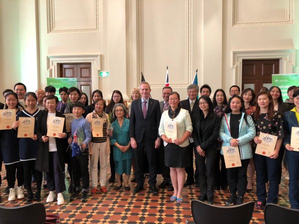 澳洲移民部长与华裔合影