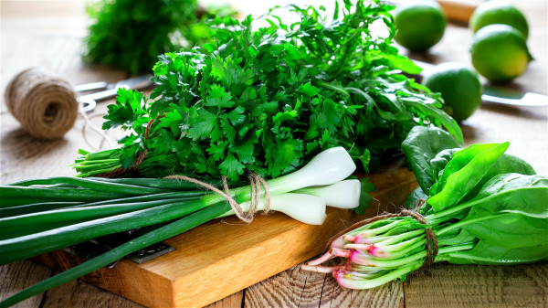 香菜富含營養素，生食香菜可幫助改善代謝，有利於減肥美容。