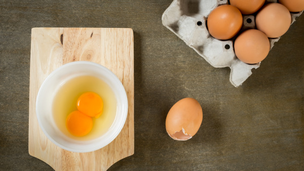 有些蛋有两个蛋黄，概率不多。