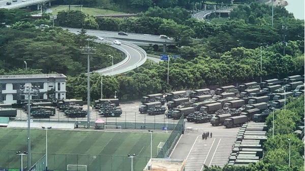 德國大報「世界報」評論說，如果北京出兵鎮壓香港的示威行動，將導致台灣親北京的總統候選人落敗。圖為卡車和裝甲運兵車於2019年8月15日在深圳灣體育場外集結。